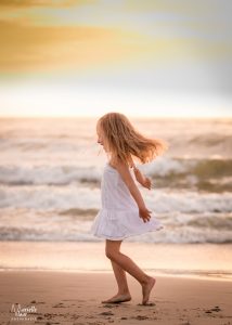 kinderfotografie strand petten. golden hour, zonsondergang, schagen