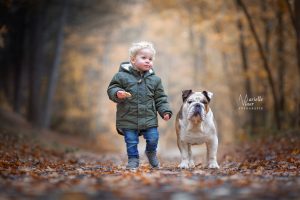 Hond en kindershoot,hondenfotografie, kinderfotografie, herfst, Zuidholland, bos, kind en hond