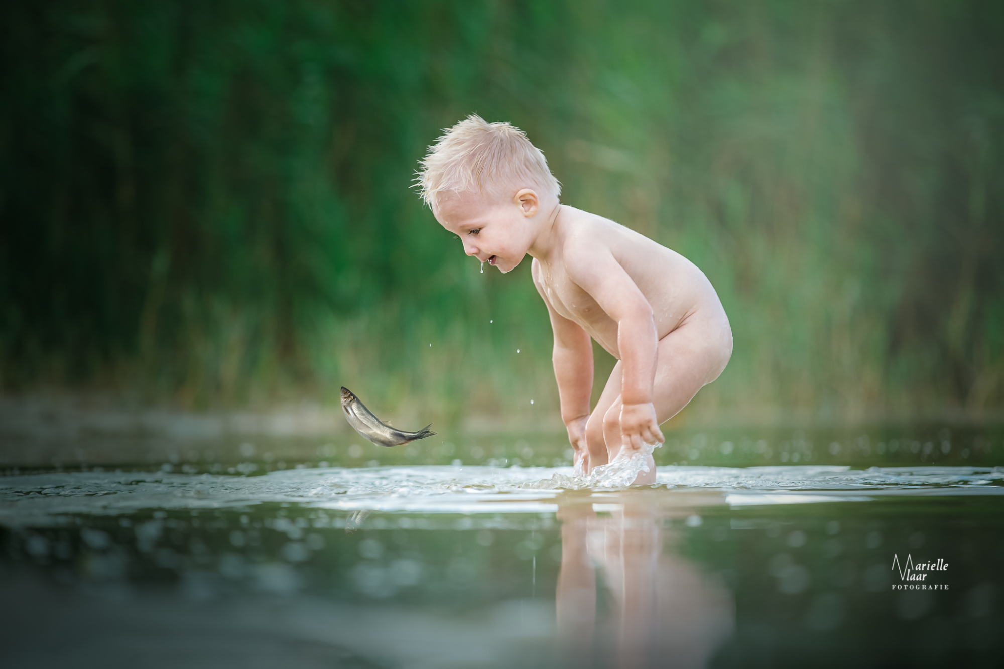 Kinderfotograaf met kind in water