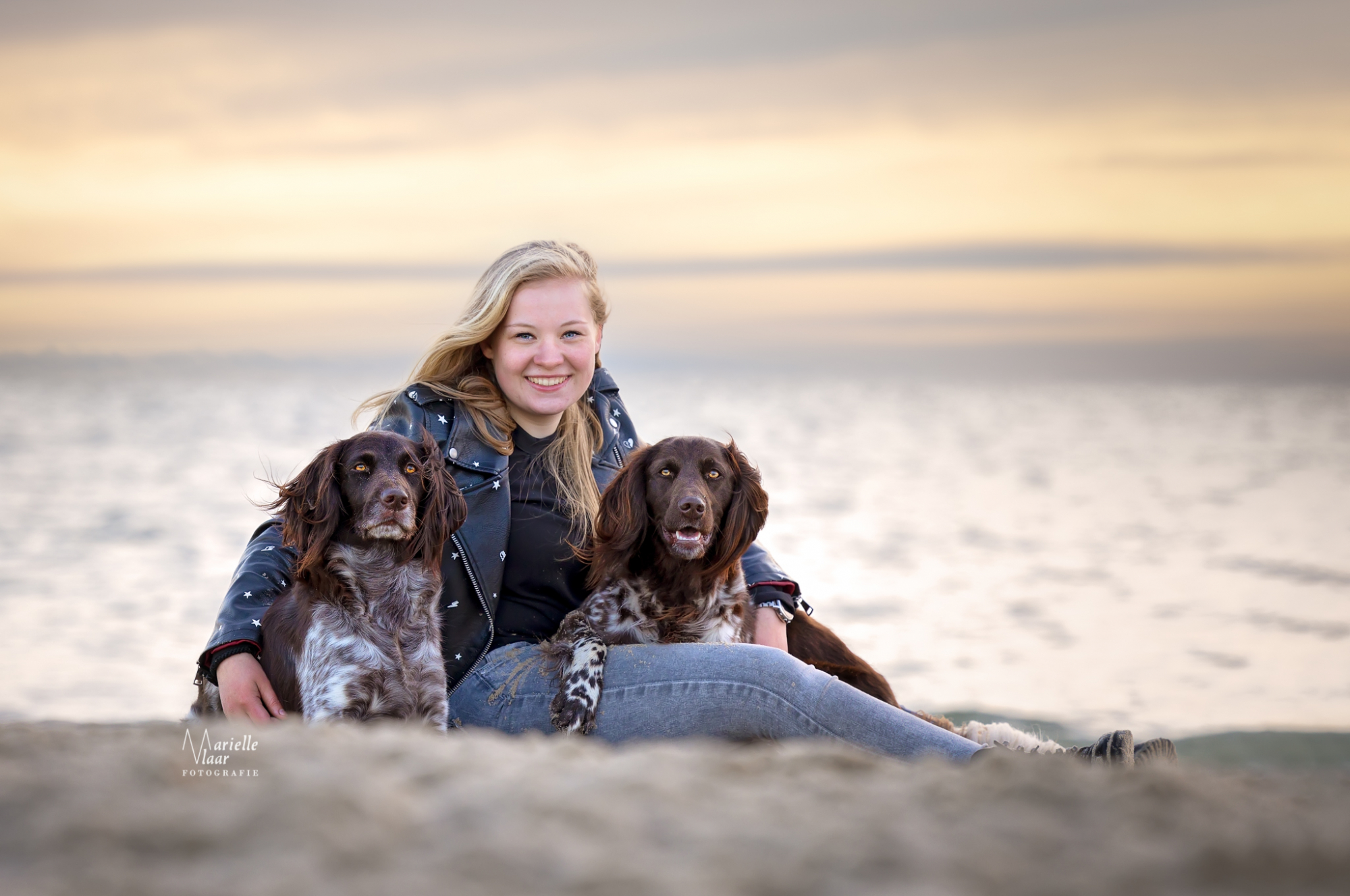 Hondenfotograaf Strand, baasjes met hond op foto, hondenshoot op locatie