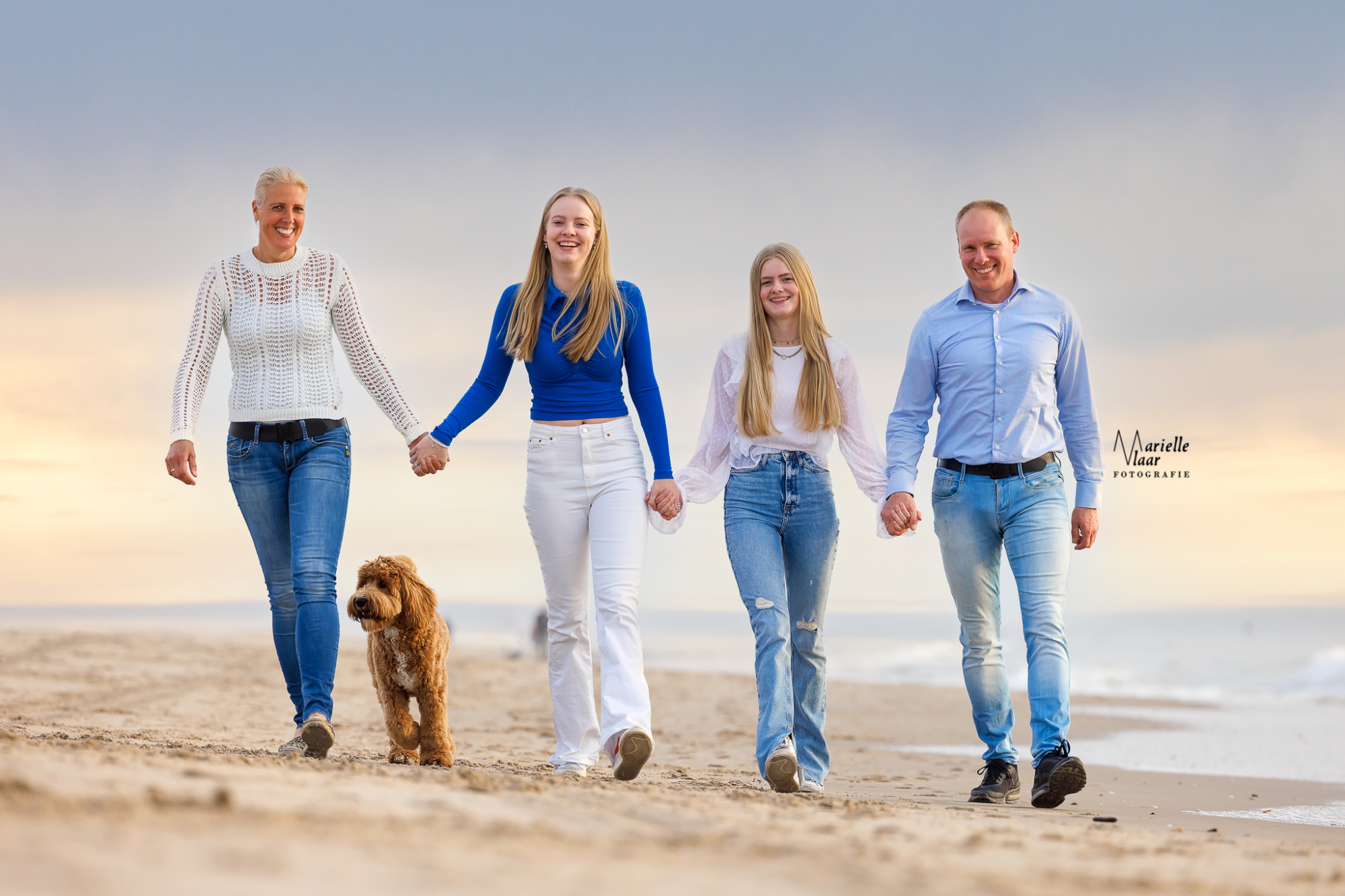 Familiefotografie op het strand, fotoshoot met hele gezin. Hondenfotograaf, gezinsfotografie, hond met kinderen op de foto
